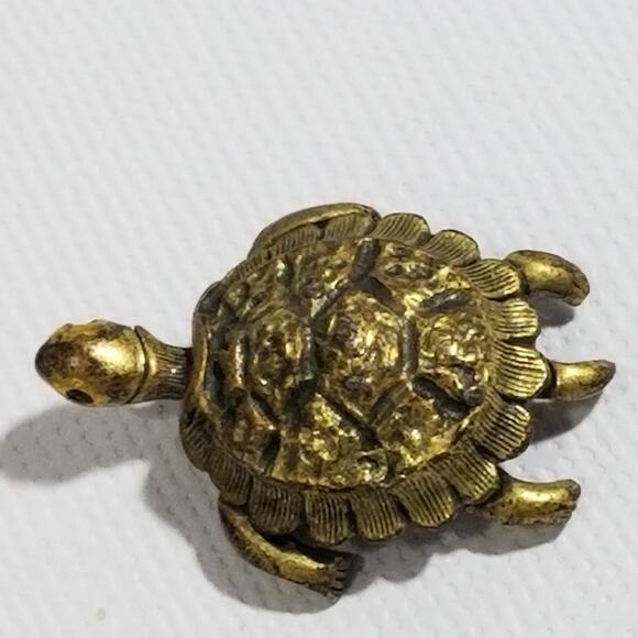 Vintage brass tortoise brooch 1"x7/8" - Picture 13 of 15